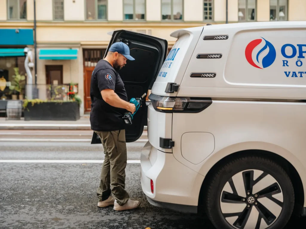 Adam Emanuel Bodén från Optimum Rörteknik hämtar verktyg ur servicebilen
