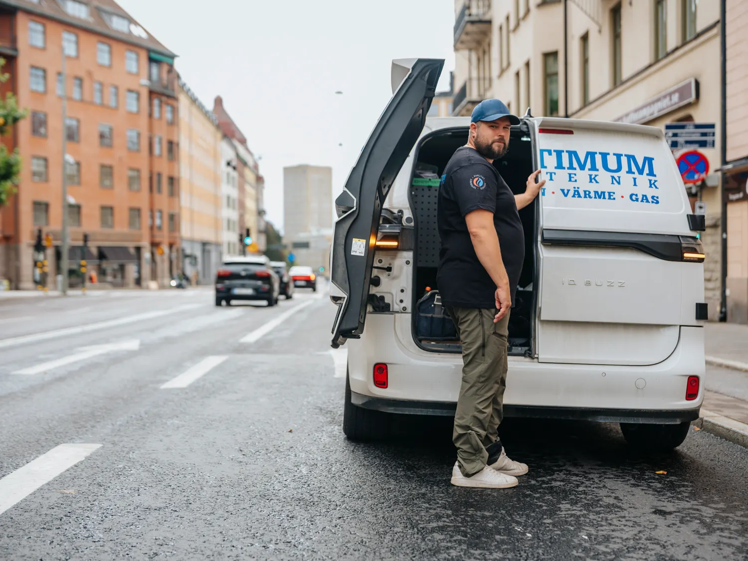 Adam Emanuel Bodén vid Optimum Rörtekniks servicebil i Stockholm
