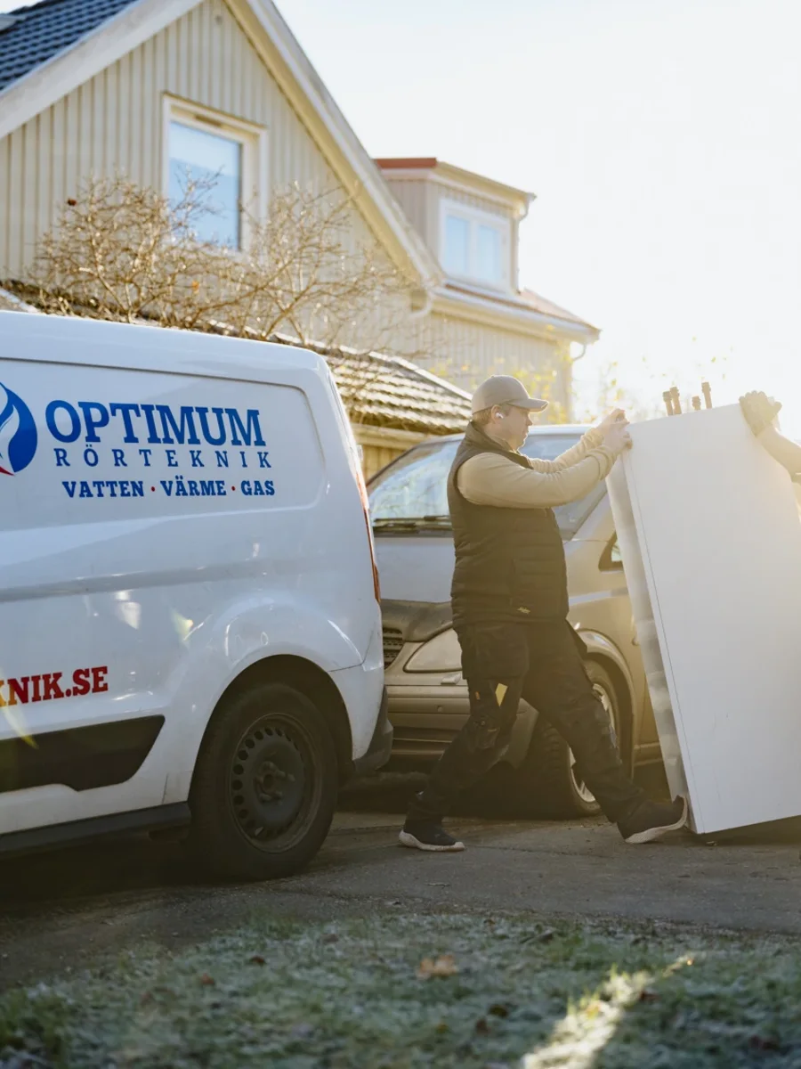 Montörer från Optimum Rörteknik lastar av utrustning vid en villa i Stockholm