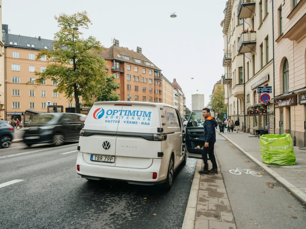 Optimum Rörtekniks servicebil parkerad på en gata i Stockholm