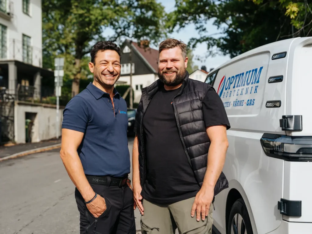 Prodromos Angelidis och Adam Emanuel Bodén från Optimum Rörteknik vid servicebilen