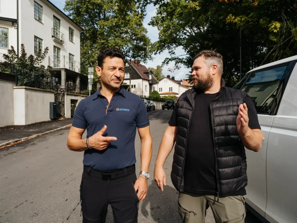 Prodromos Angelidis och Adam Emanuel Bodén från Optimum Rörteknik i samtal vid servicebilen