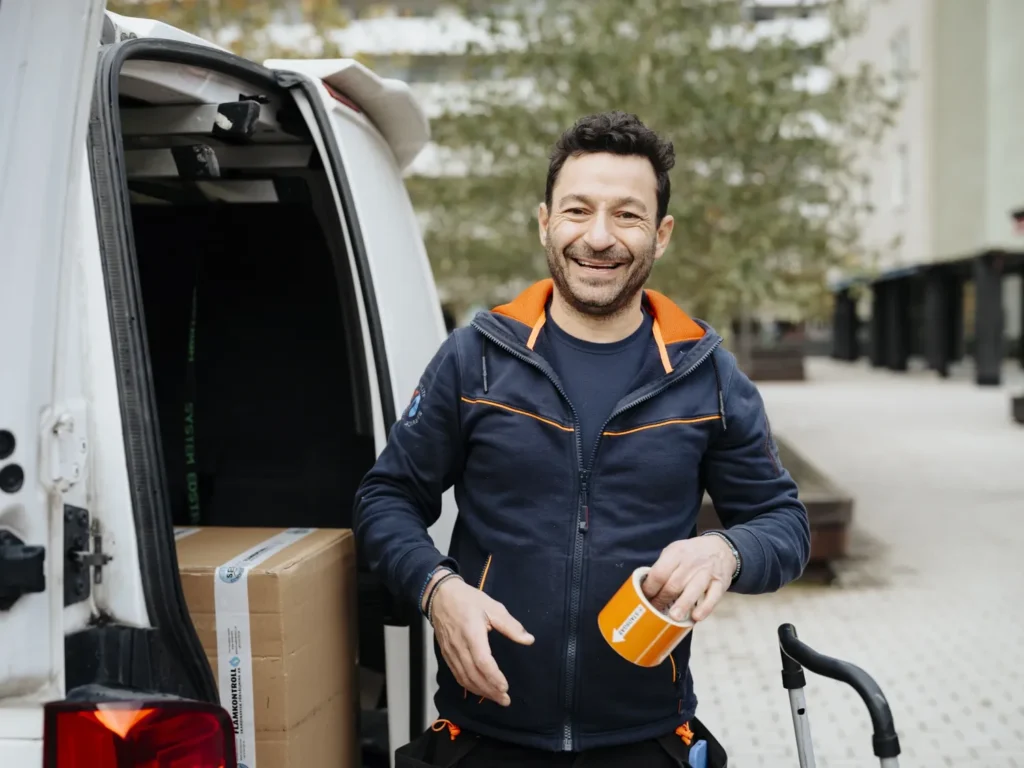 Prodromos Angelidis, delägare i Optimum Rörteknik, vid servicebilen