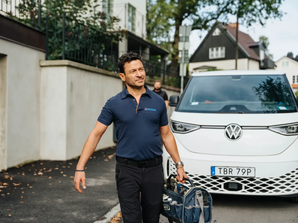 Prodromos Angelidis på väg till ett uppdrag med verktygsväskan vid servicebilen