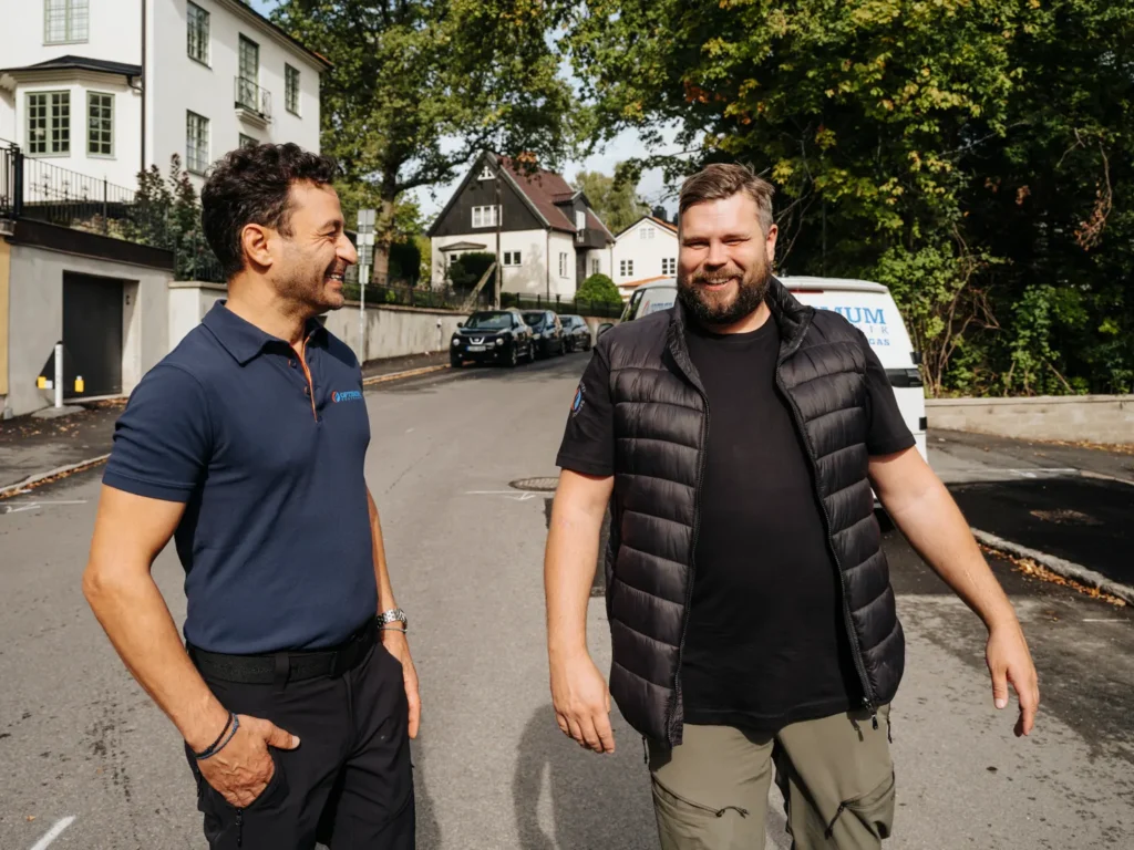 Prodromos Angelidis och Adam Emanuel Bodén från Optimum Rörteknik på en gata i Stockholm