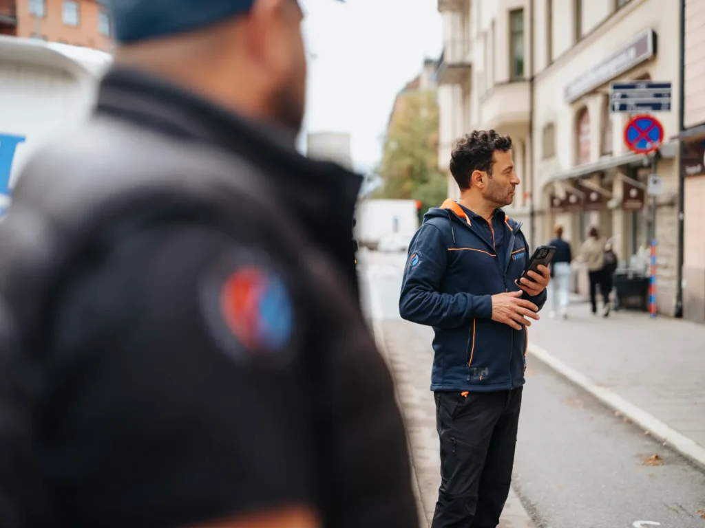 Prodromos Angelidis från Optimum Rörteknik pratar i telefon på en gata i Stockholm