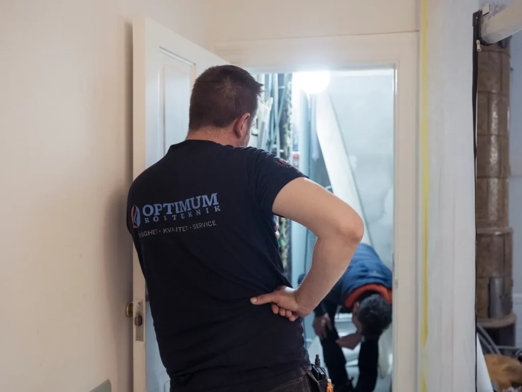 Stavros och Prodromos Angelidis från Optimum Rörteknik arbetar vid ett schakt
