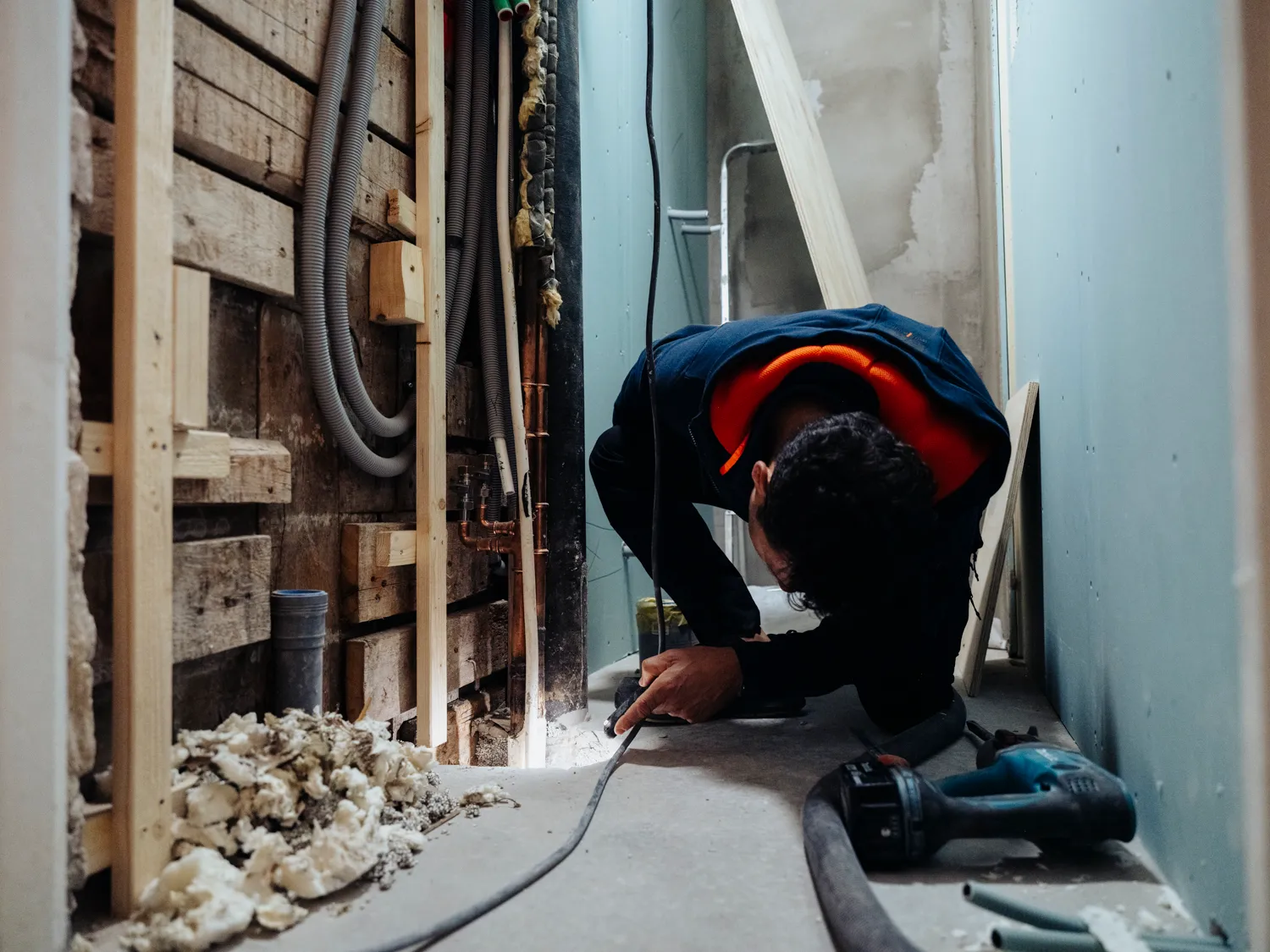Rörmokare från Optimum Rörteknik arbetar med rördragning i ett schakt