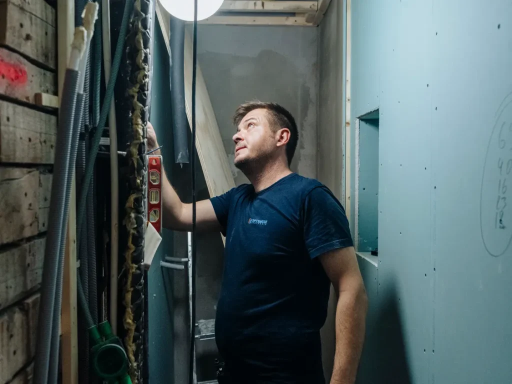 Stavros från Optimum Rörteknik i ett schakt